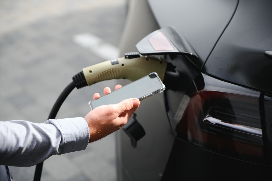 Yoldayken Elektrikli Araç Şarjı Nasıl Yapılır?